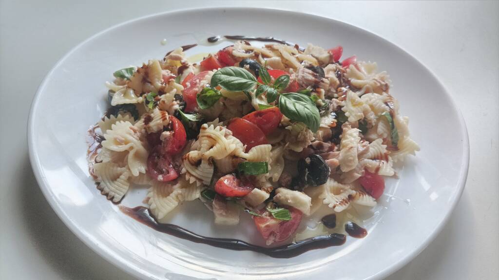 Salade méditerranéenne en assiette